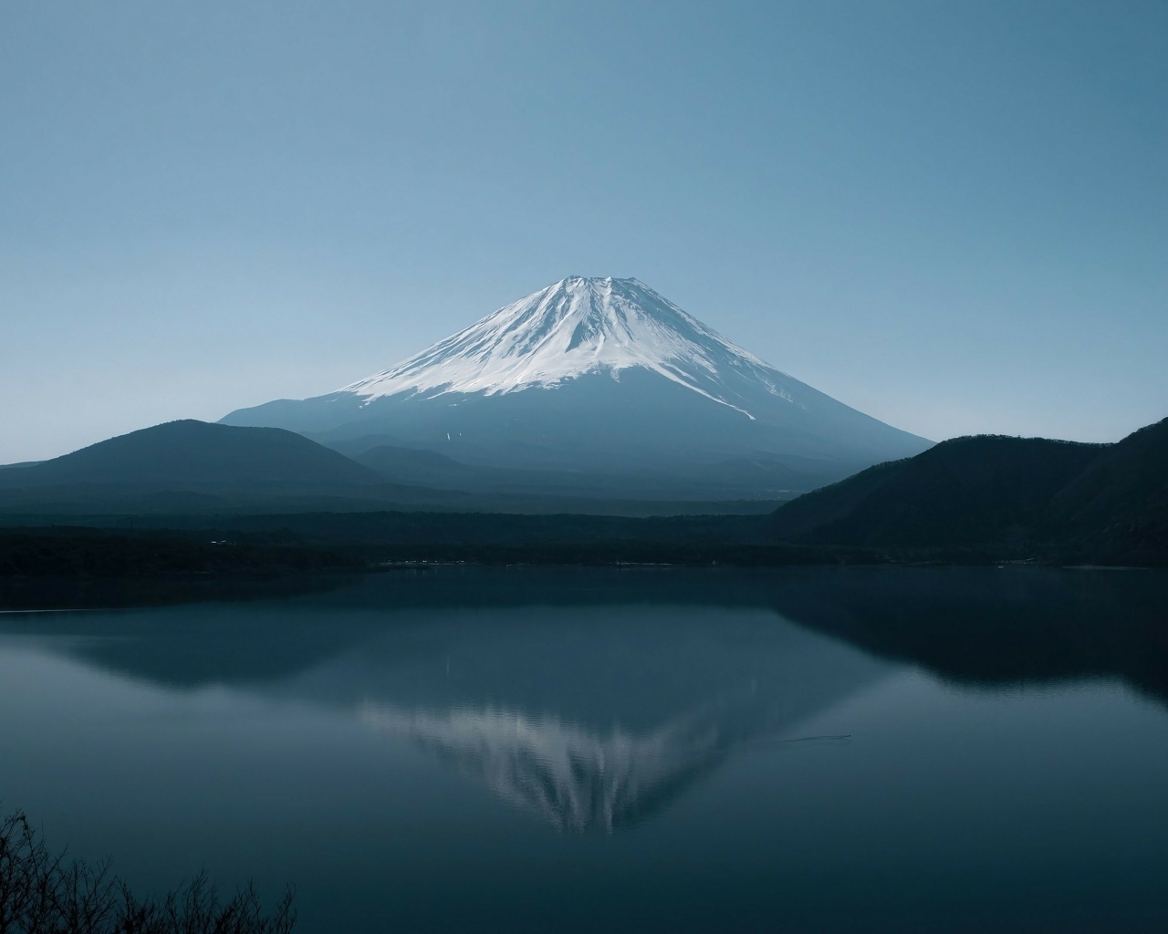 Вид на заснеженную гору Фиджи