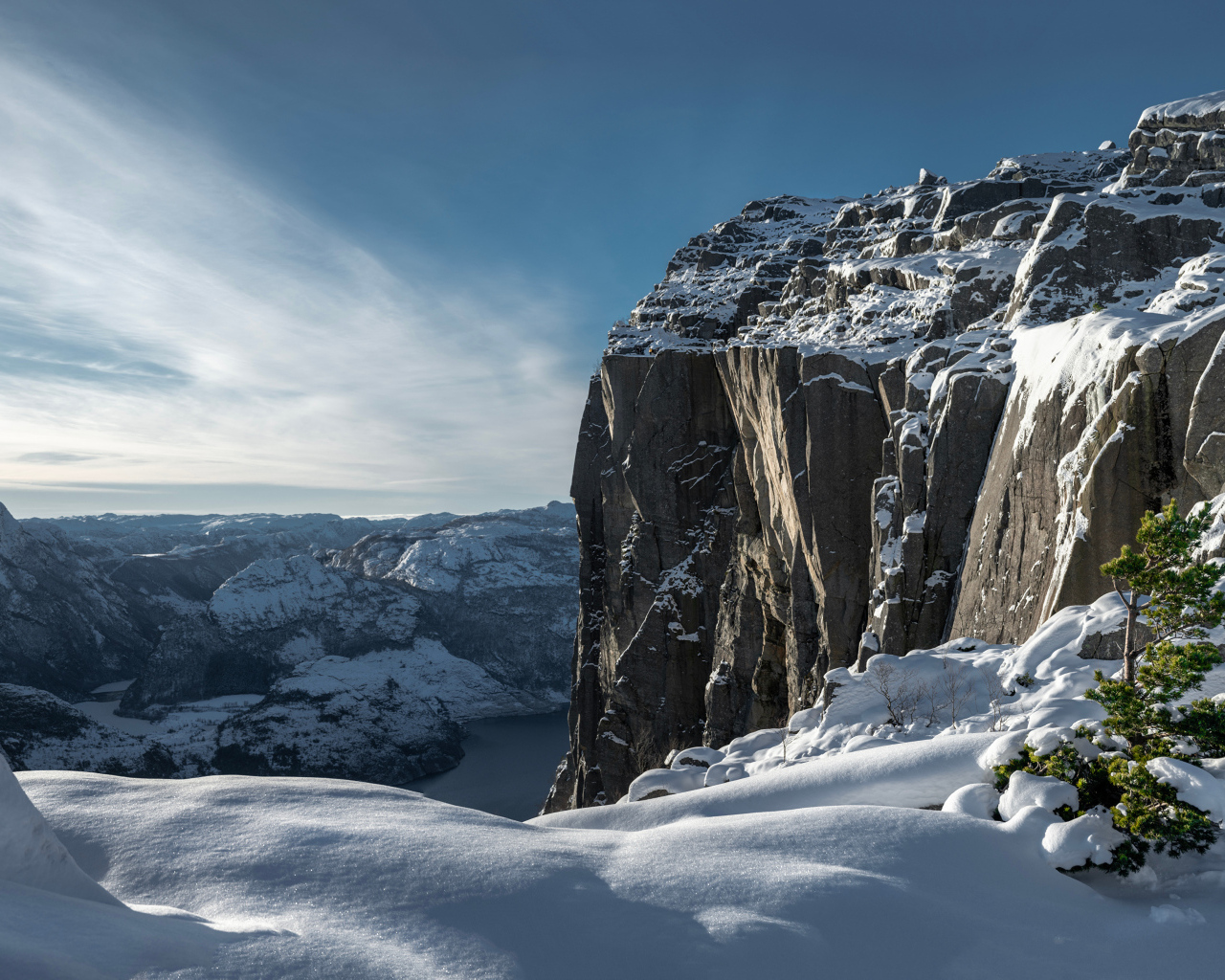 Высокая покрытая снегом гора