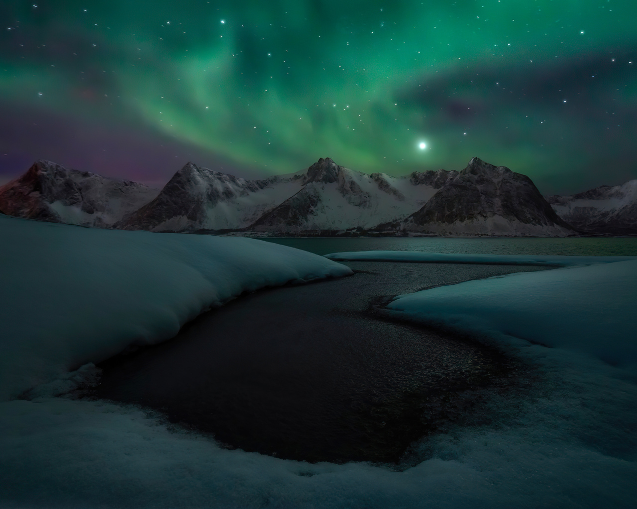 Полярное сияние над озером зимой