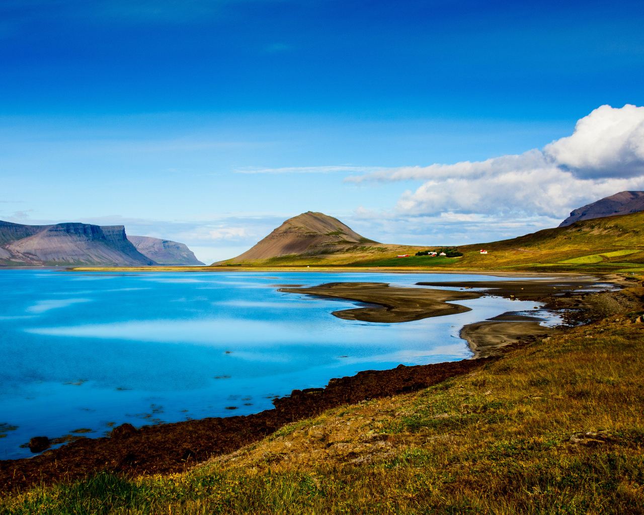 Красивый вид на озеро и гору под голубым небом