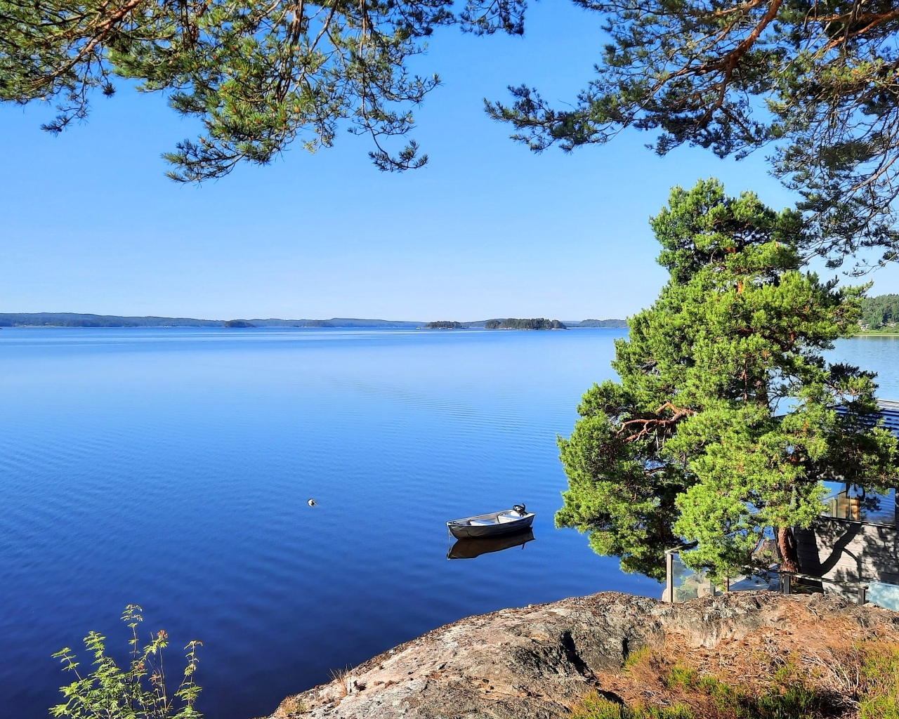 Красивый вид с утеса на спокойное озеро 
