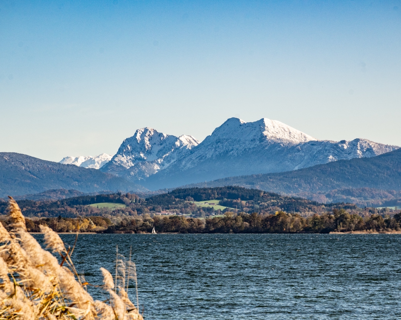 Голубое небо над горой у озера