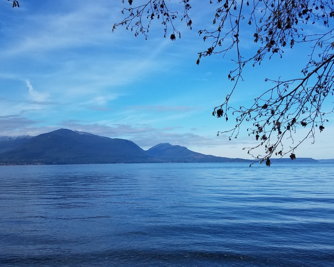 Голубая вода тихого горного озера