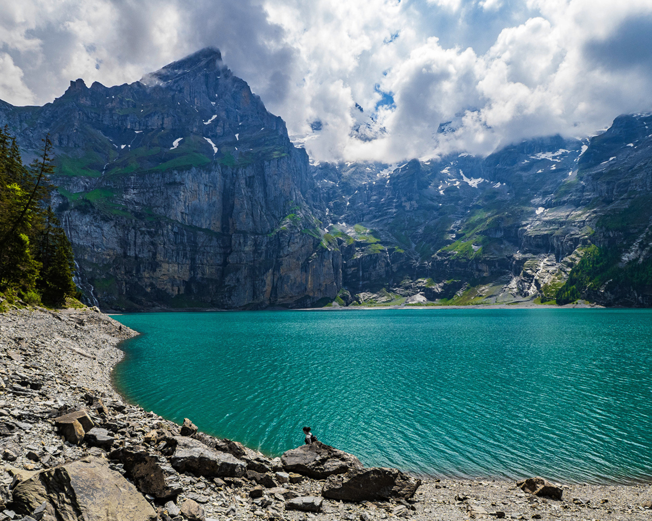 Чистая голубая вода в горном озере