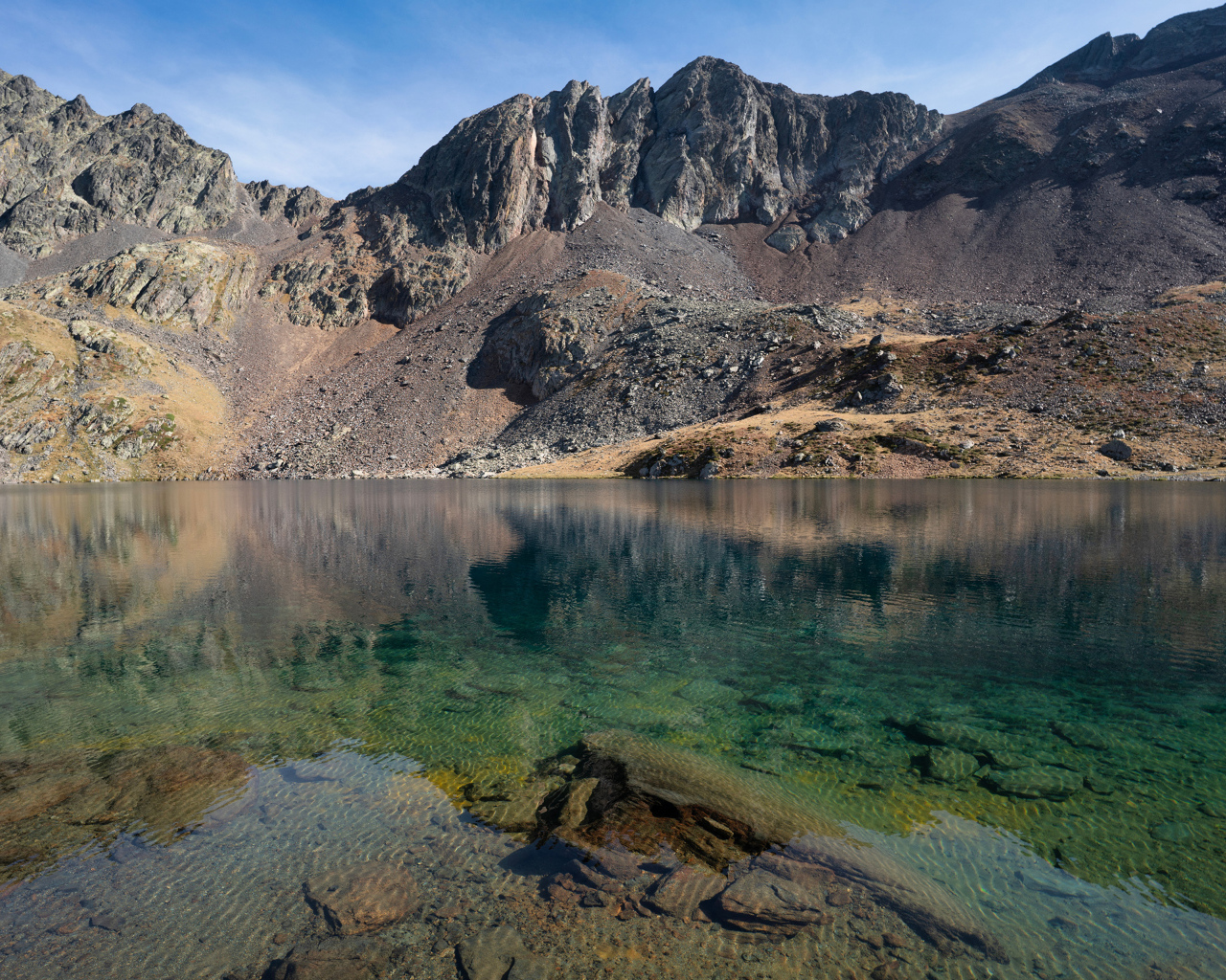 Прозрачная вода в карьере у гор