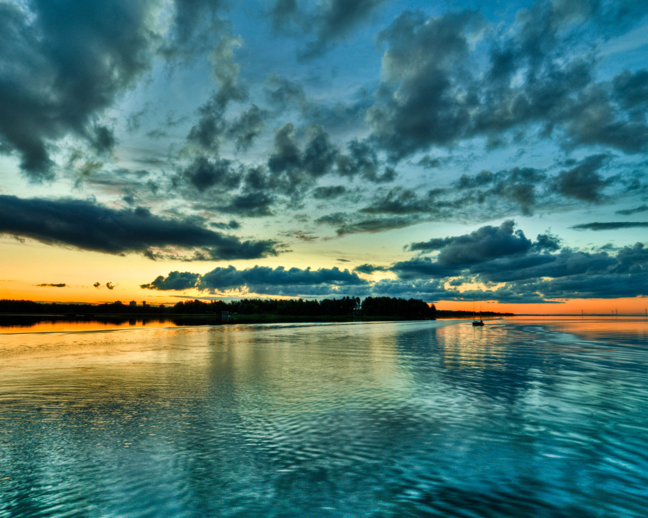 Темные облака над озером в сумерках