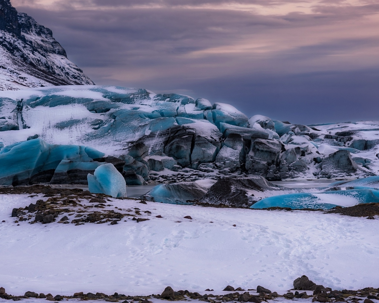 Заледеневшие глыбы на берегу