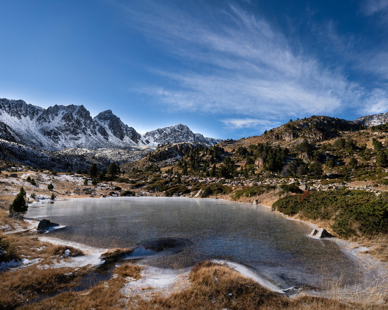 Заледеневшее маленькое озеро в горах