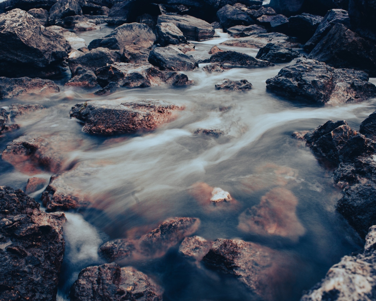 Много камней в быстрой горной реке