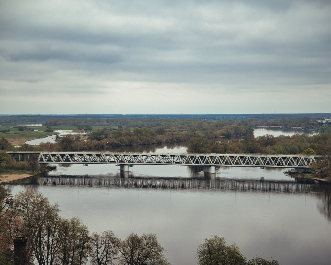 Старый железный мост через реку