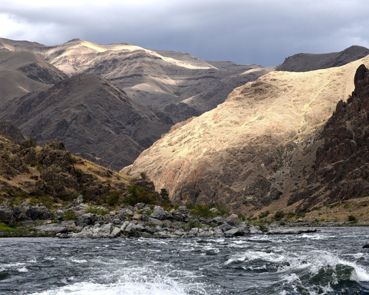 Река у горного массива