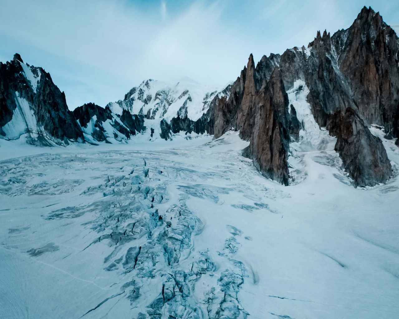 Покрытое снегом озеро в горах зимой