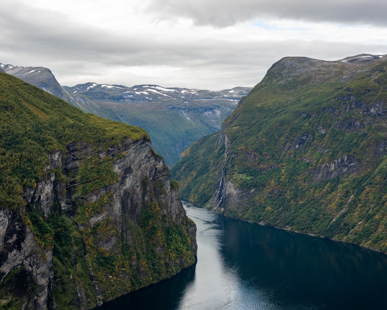 Река протекает между высоких гор 