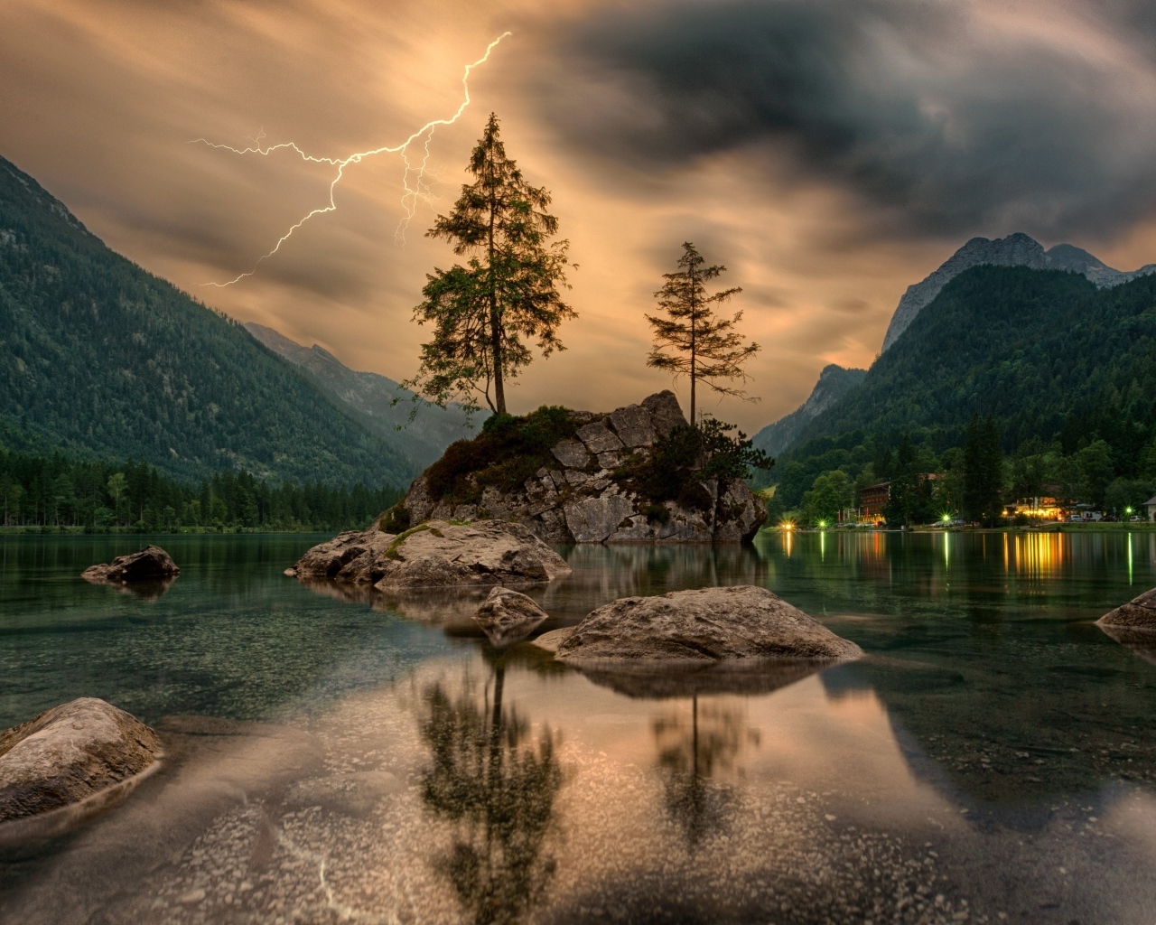 Молния с грозовой над холодным горным озером
