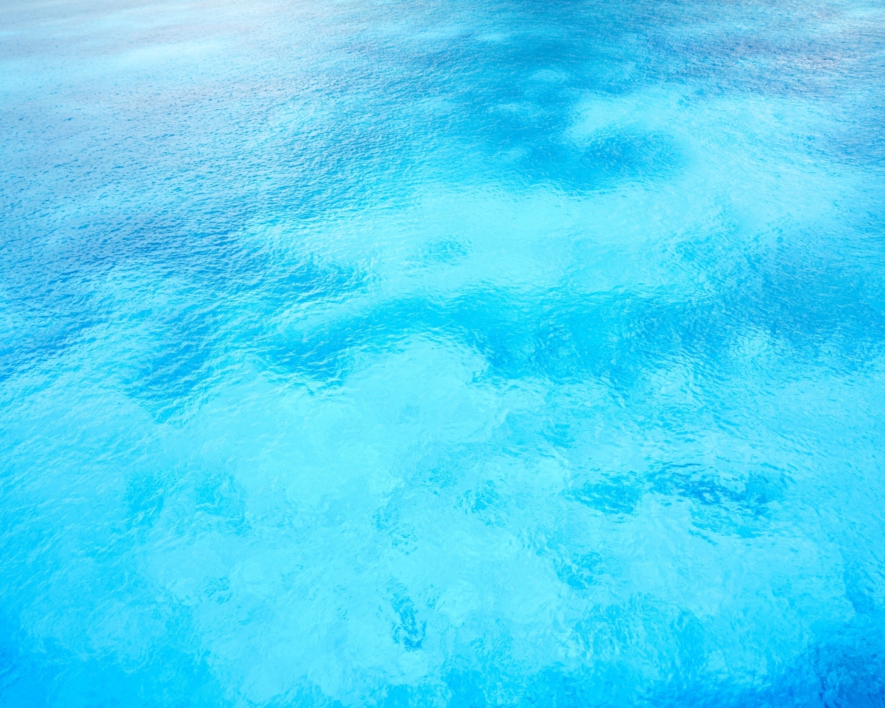 Спокойная бирюзовая вода в океане