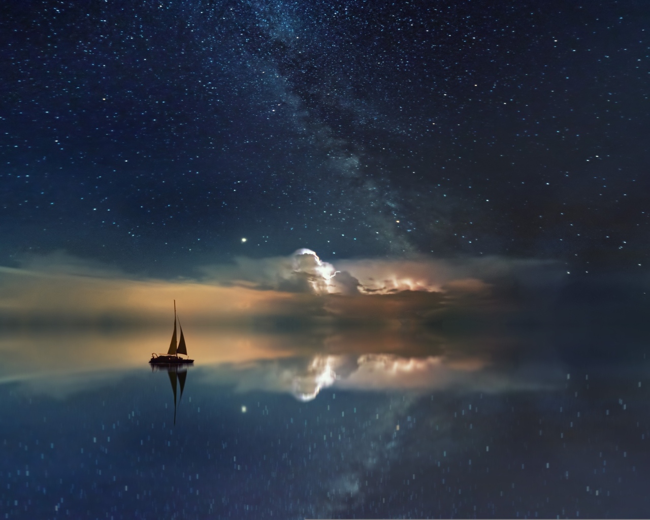 Красивое ночное небо отражается в море