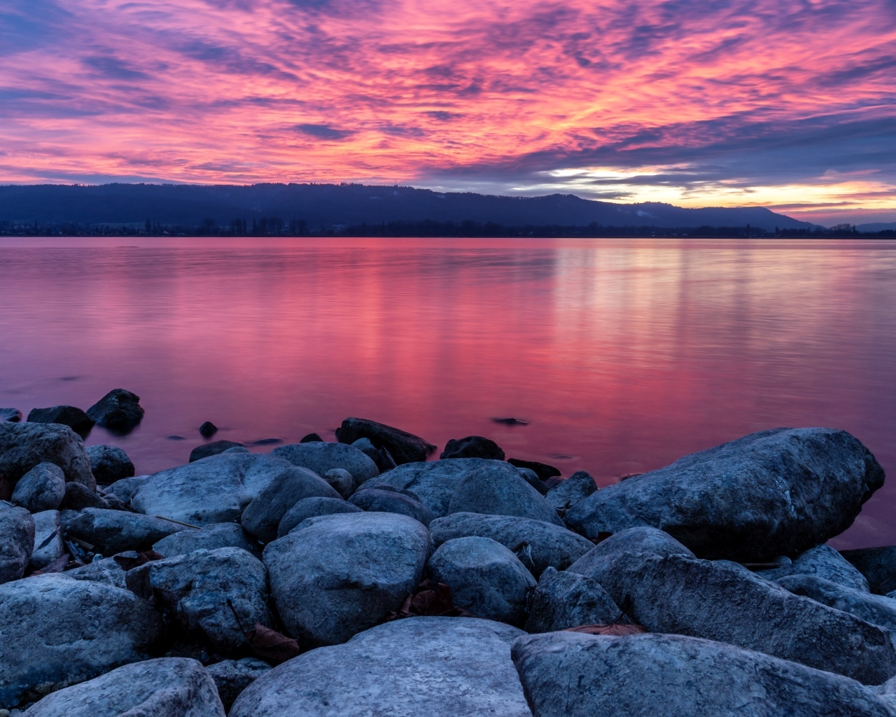Красивый красный закат над заливом