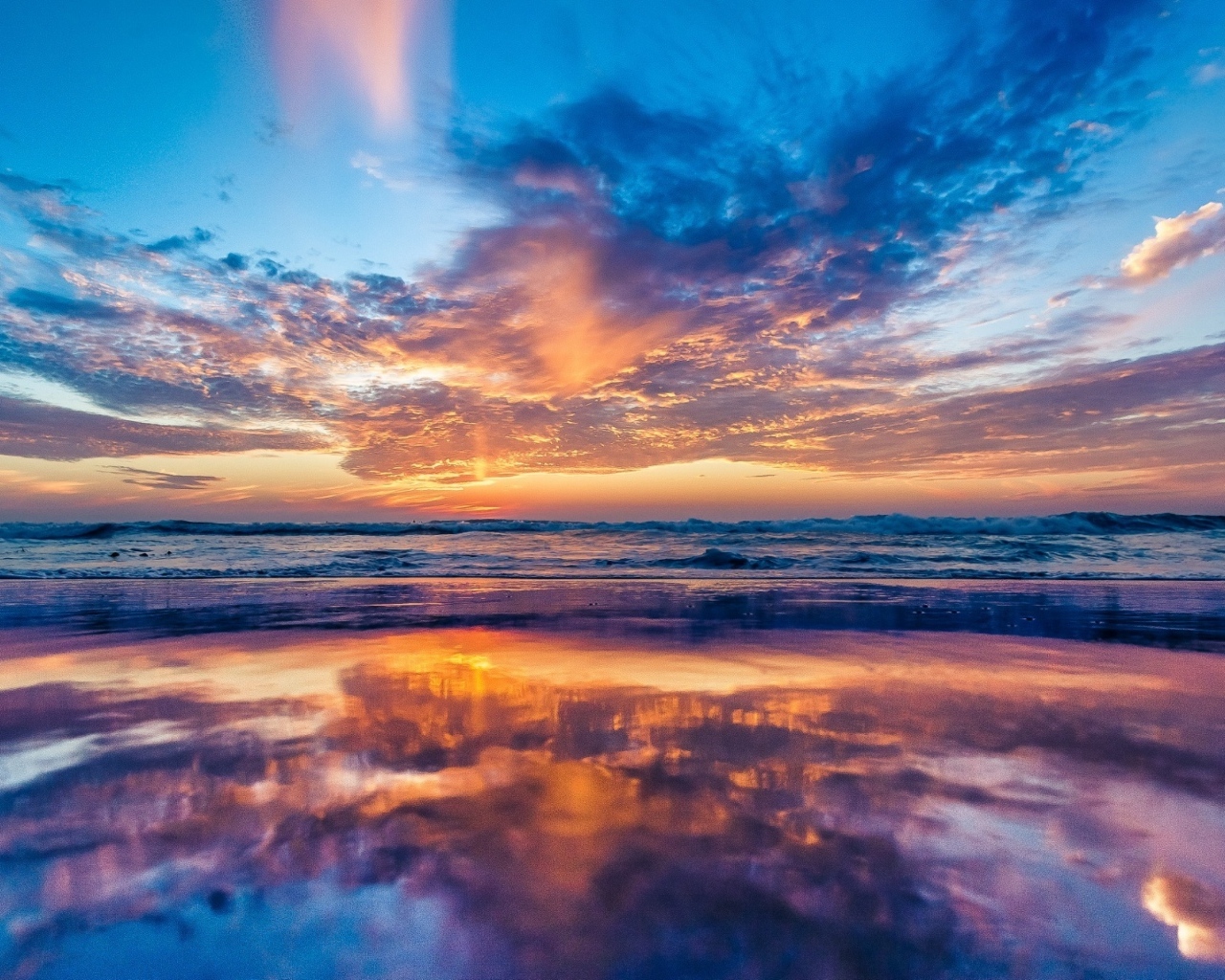 Красивое небо отражается в морской воде на рассвета