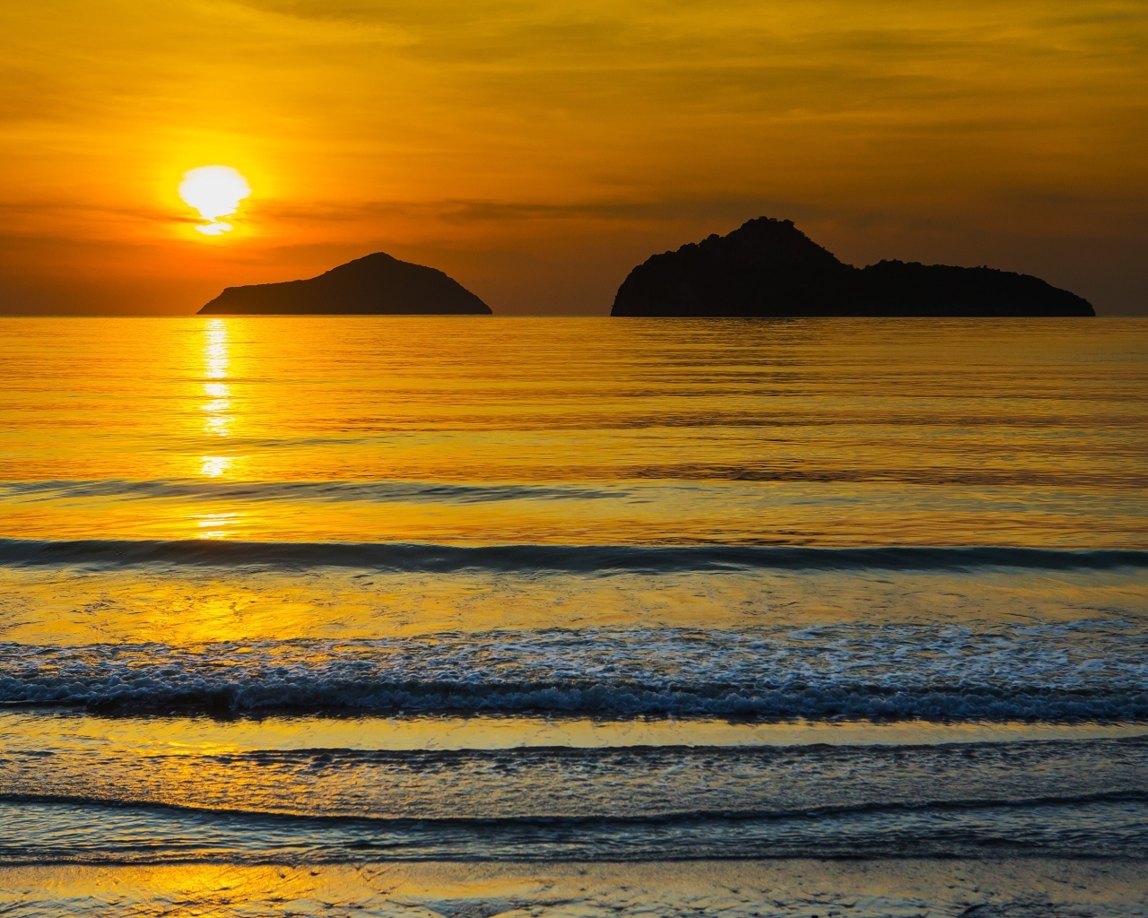 Красивый закат над спокойным морем летом