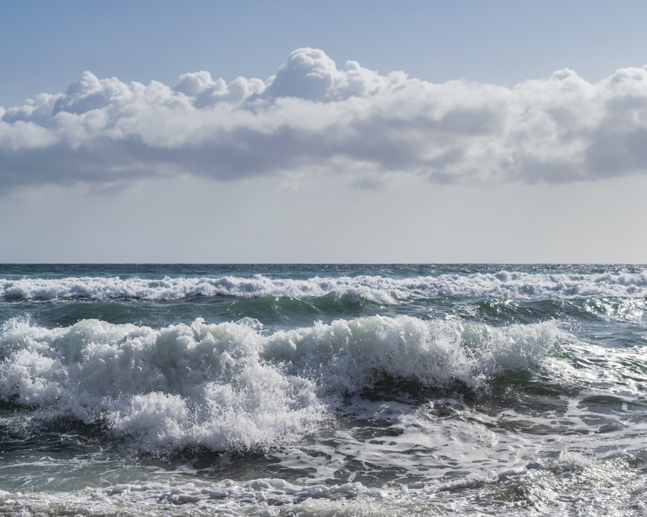 Большое белое облако над бушующим морем