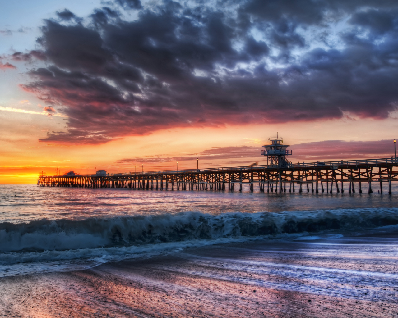 Черные облака над мостом в море