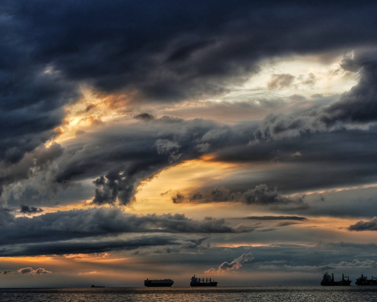 Черное грозовое небо над морем