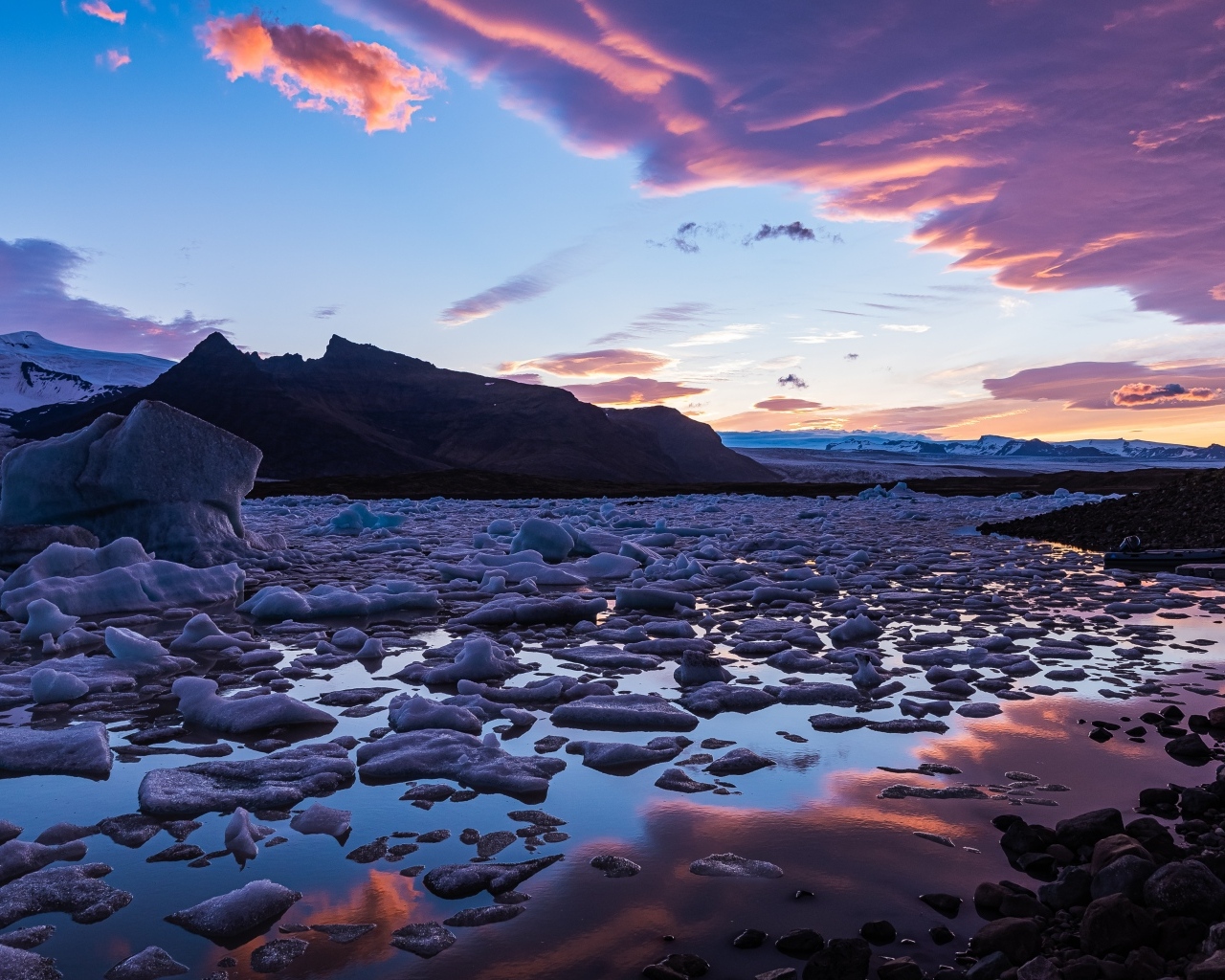 Глыбы льда на берегу в воде 