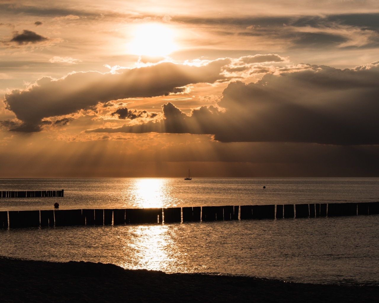 Яркое солнце за облаками над морем