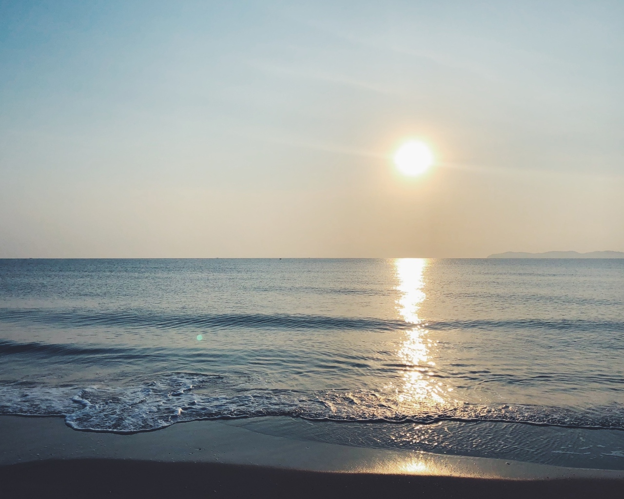 Яркое солнце над спокойным морем летом