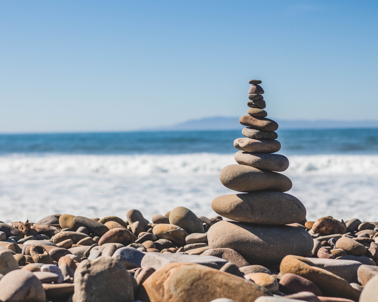 Пирамида из камней на берегу у моря