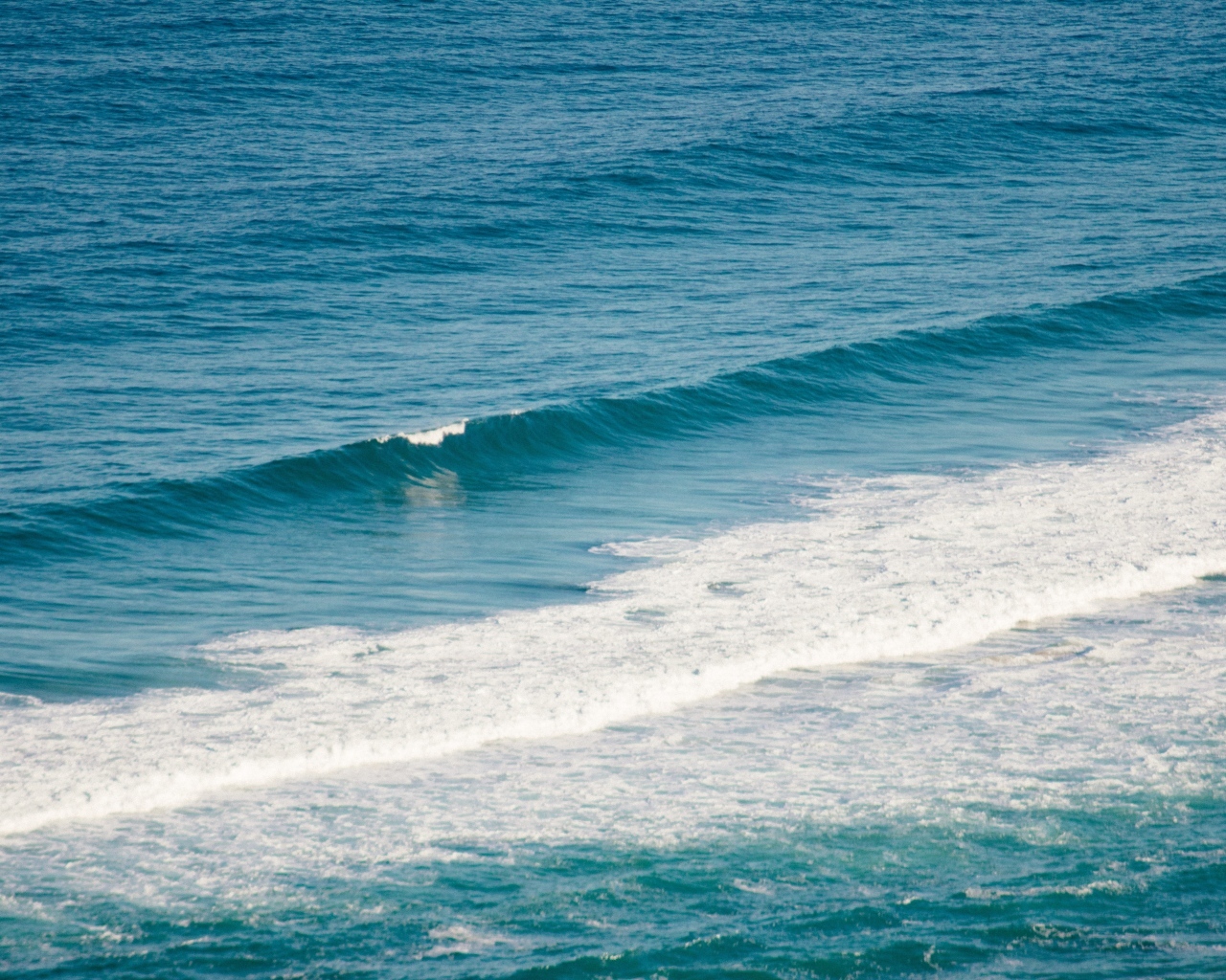 Тихая голубая морская вода крупным планом