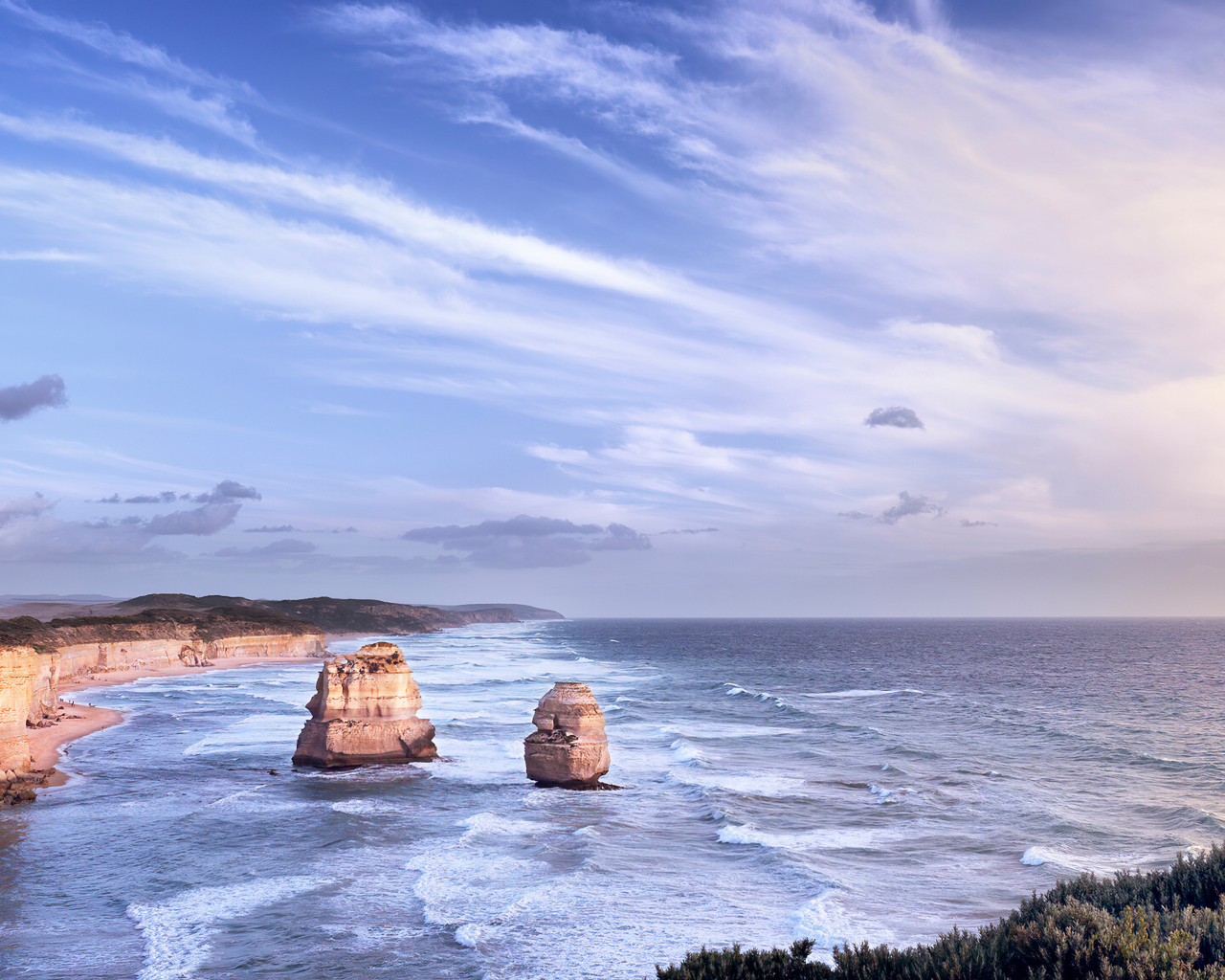 Спокойное море под красивым небом