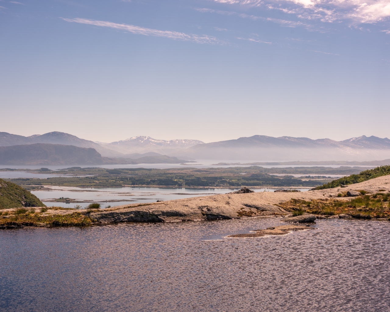 Спокойная вода в заливе под голубым небом летом