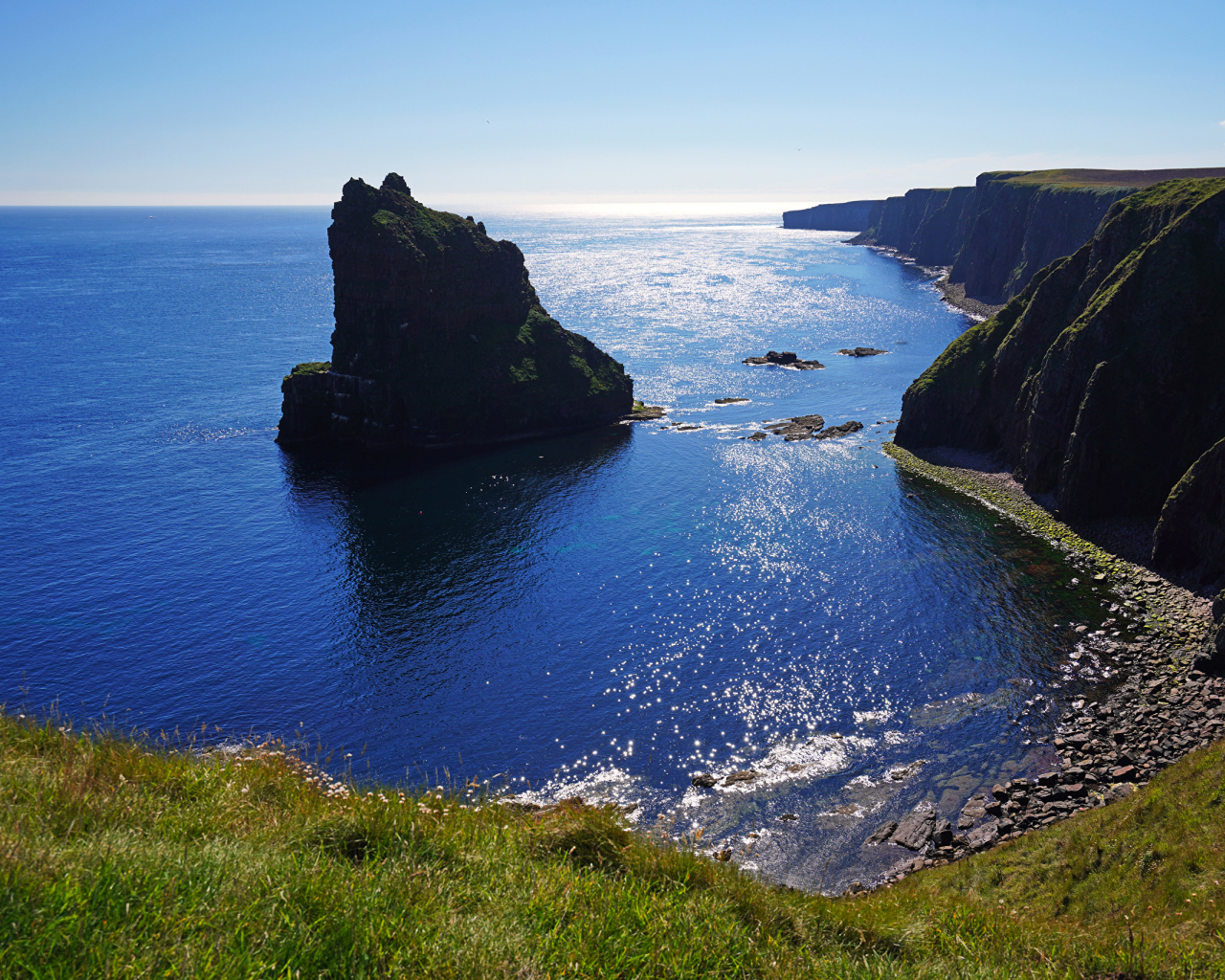 Холодная морская вода у скал