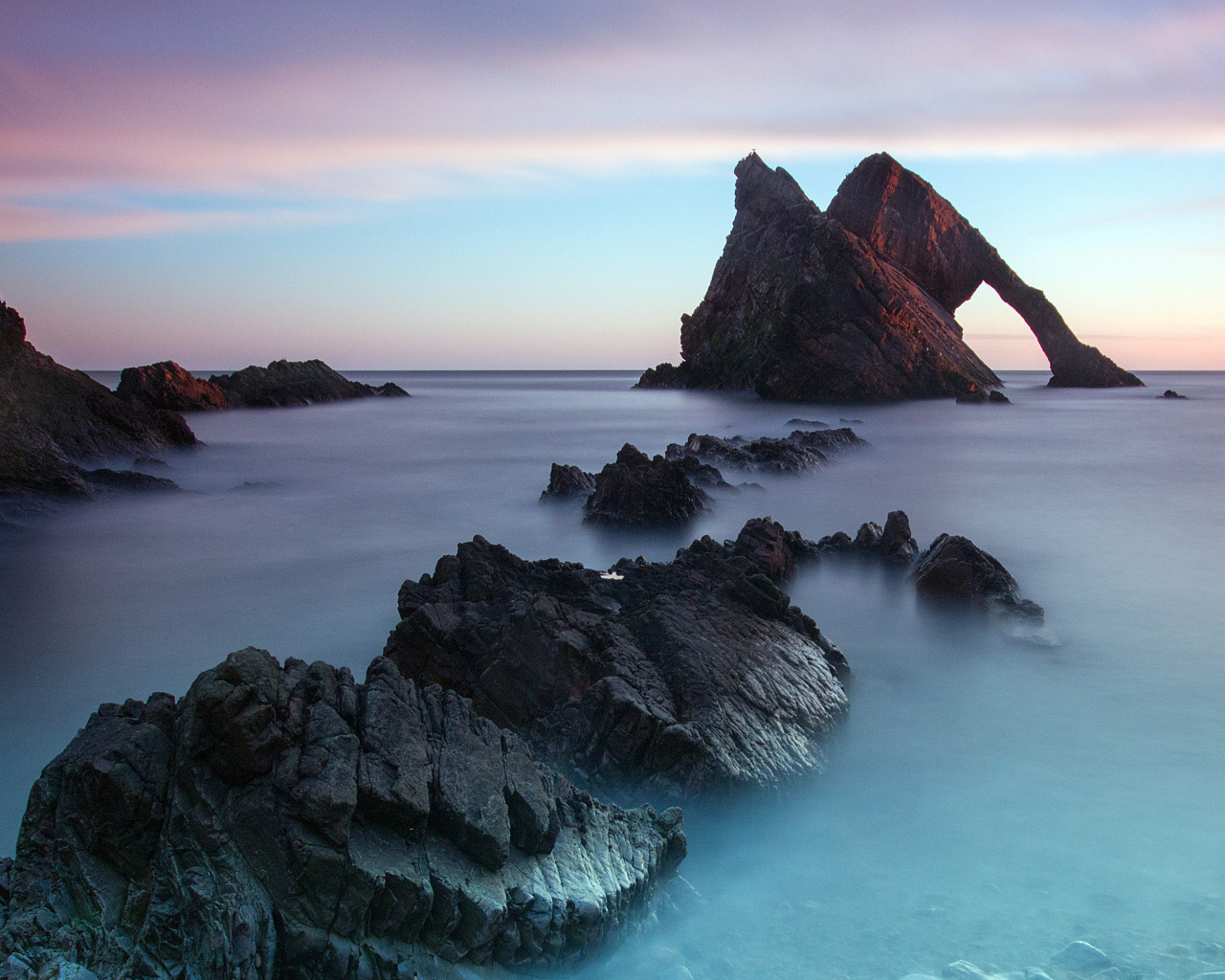 Большие камни в холодной морской воде