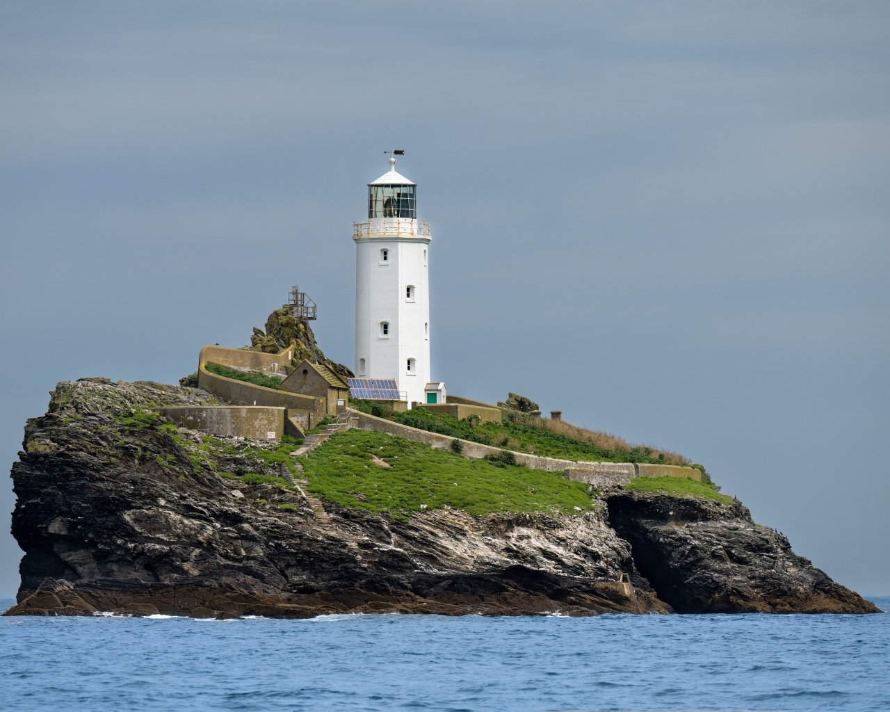 Маяк на острове в море