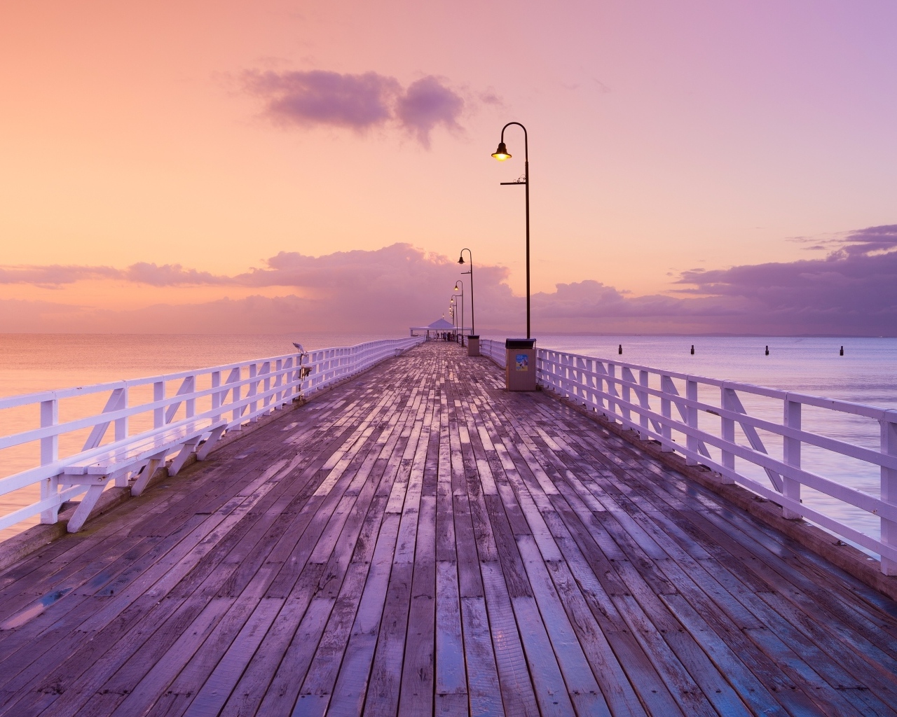 Длинный деревянный мост у моря