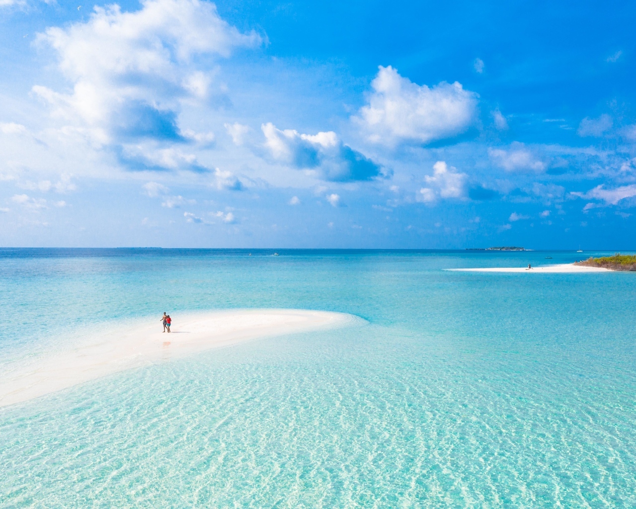 Низкое небо над голубой водой океана
