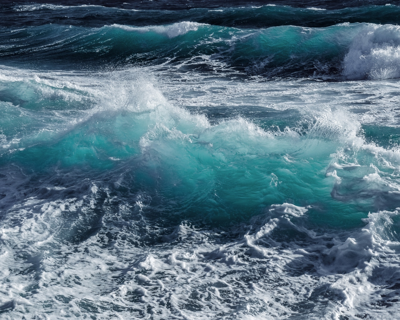 Бушующая голубая вода моря