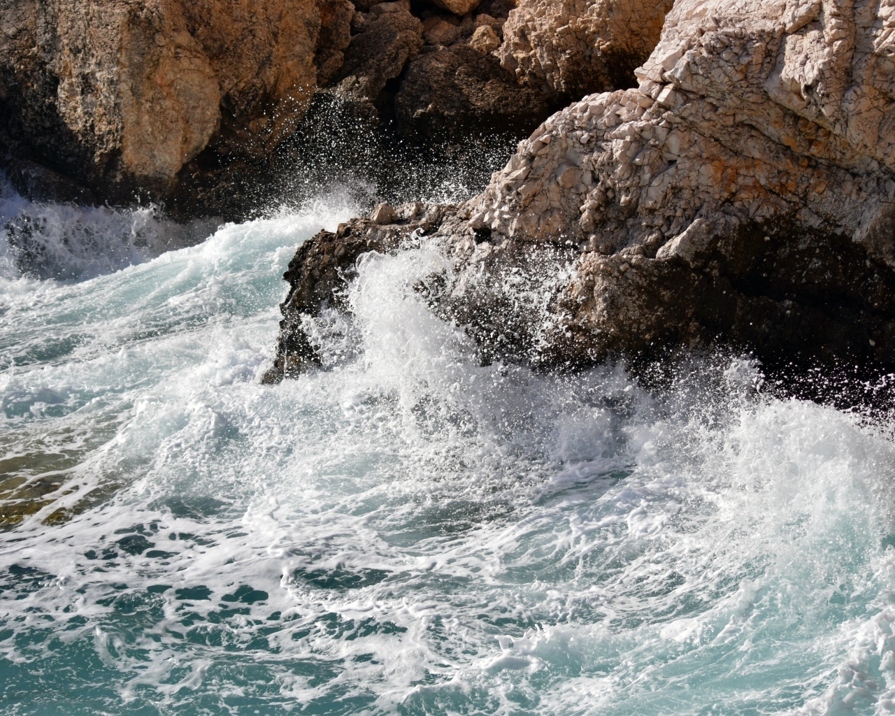 Бушующие морские волны бьются о камни