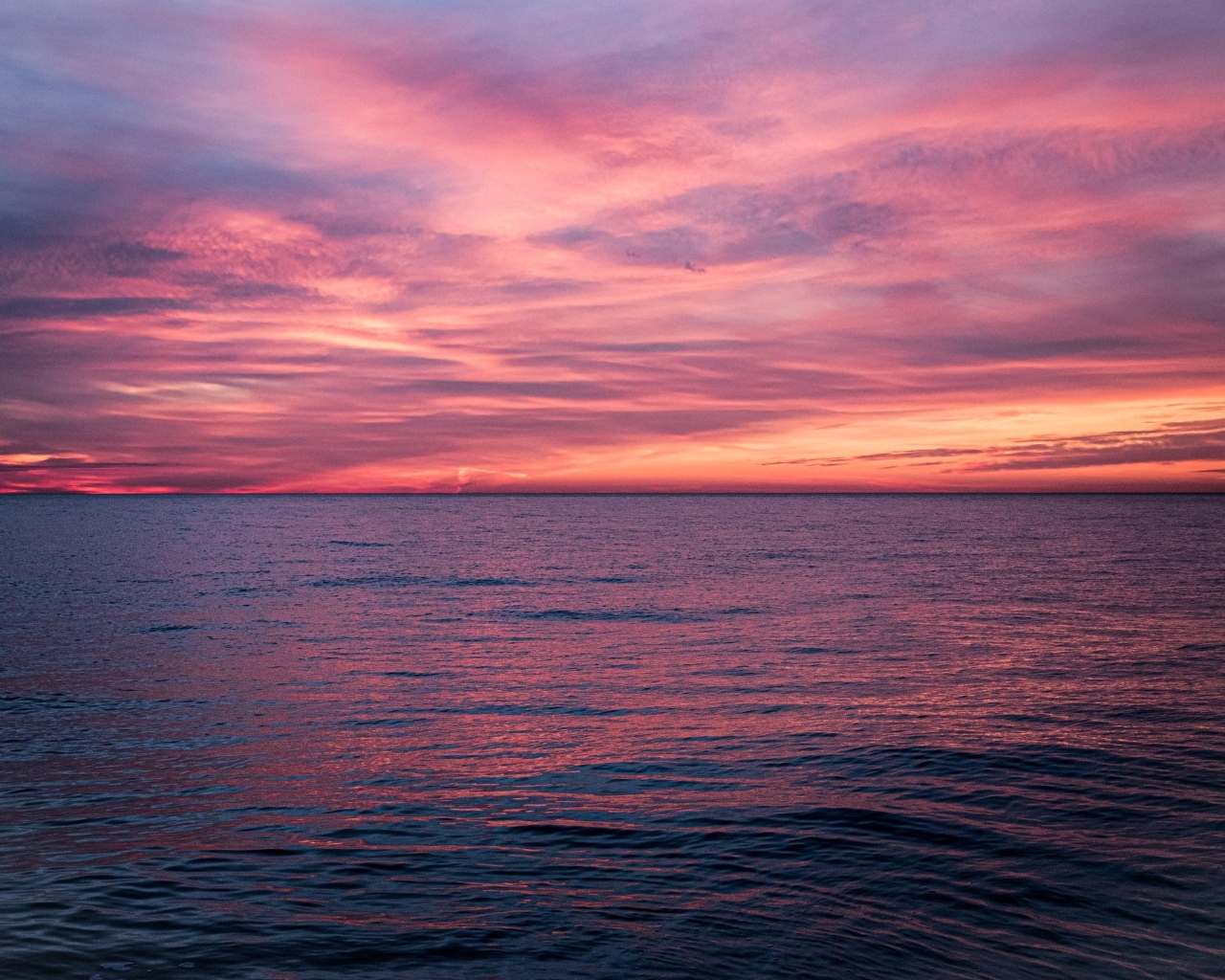 Красный закат над спокойным морем