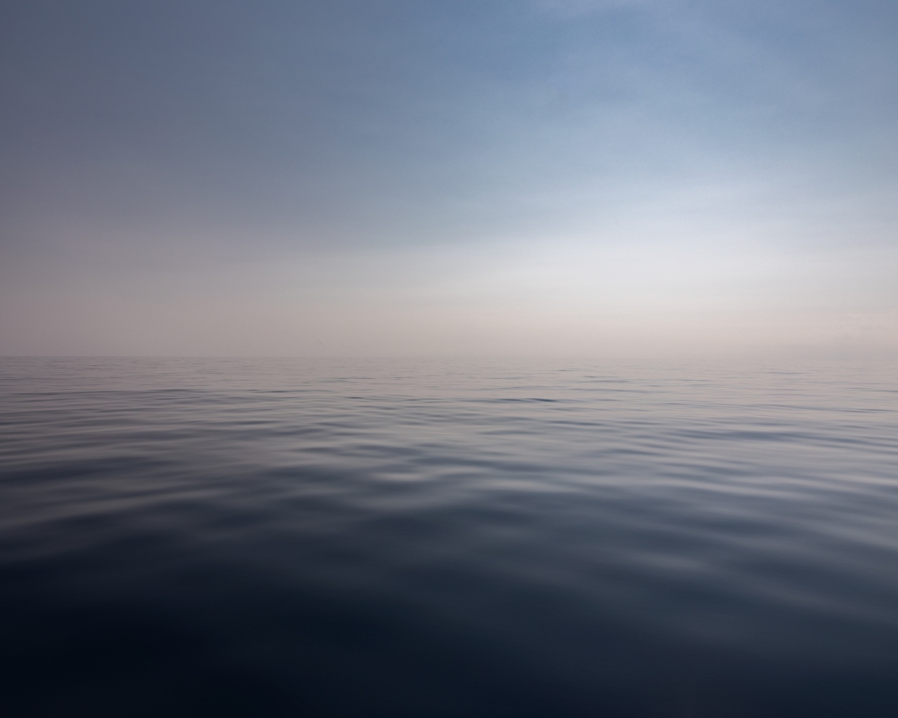 Морская гладь на фоне голубого неба