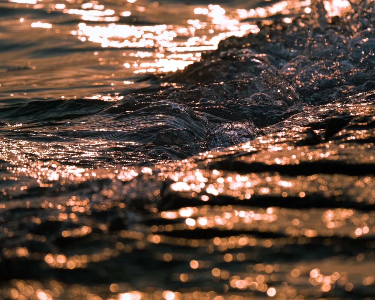 Морская вода с волнами крупным планом