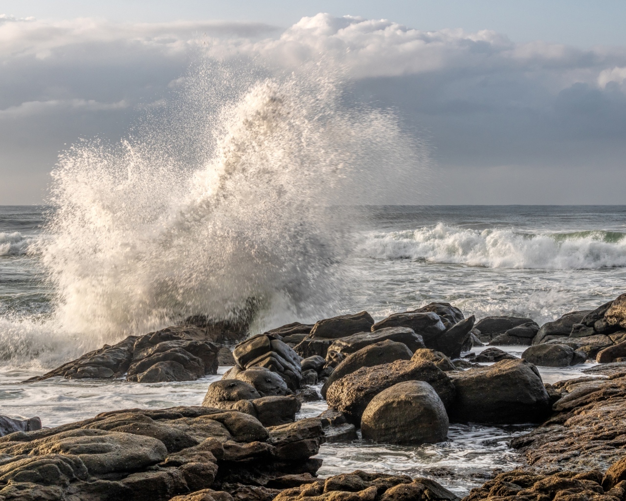 Морские волны бьются о камни на берегу