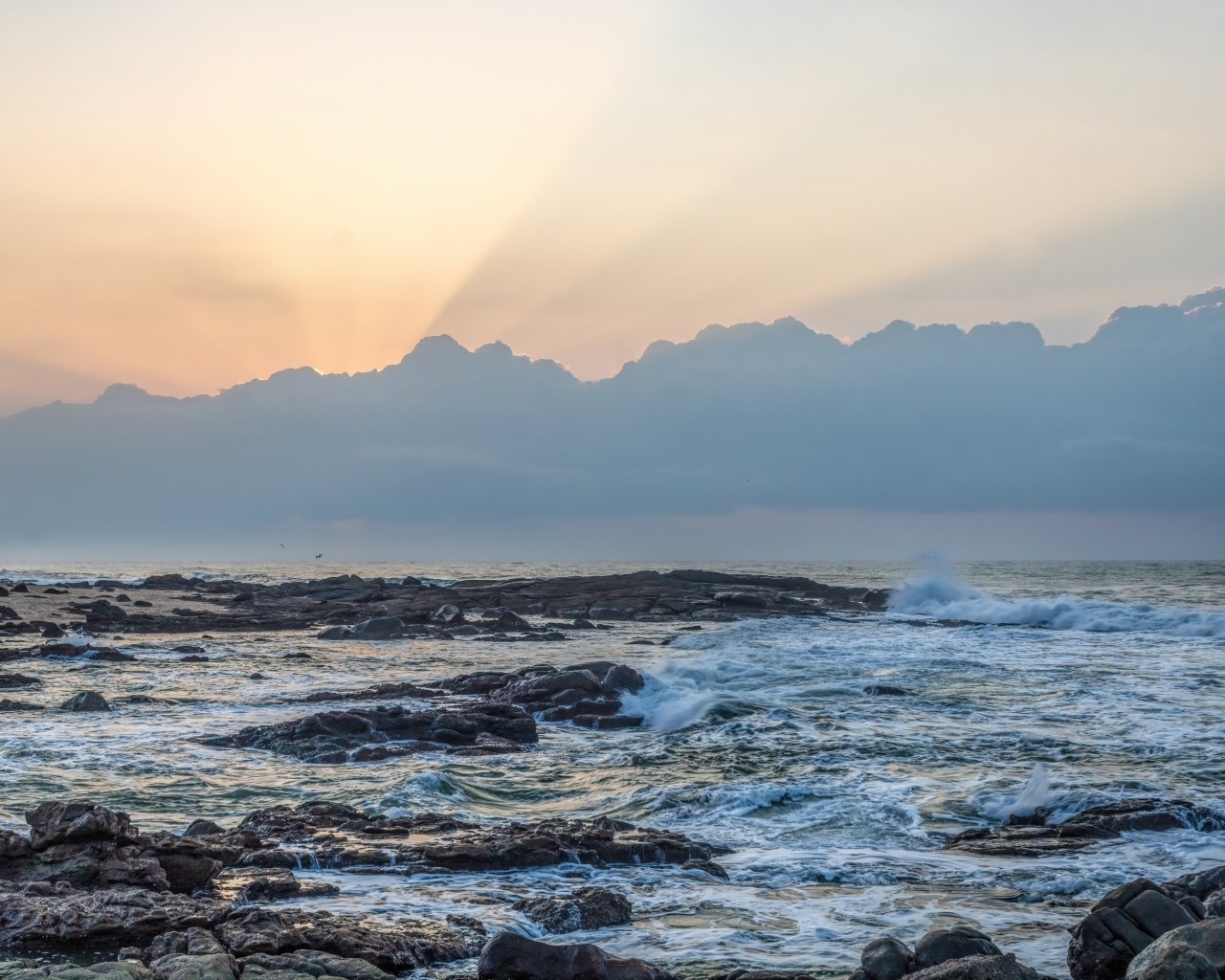 Восход солнца в облаках над морем