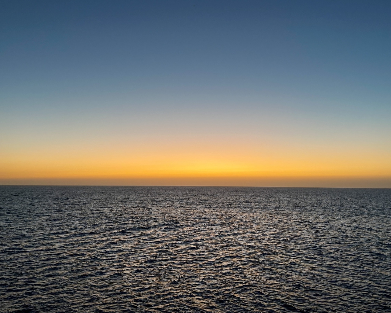 Закат солнца на горизонте над морем