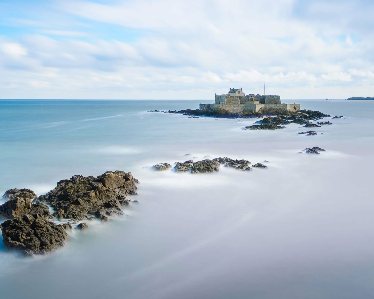 Крепость стоит на острове в море