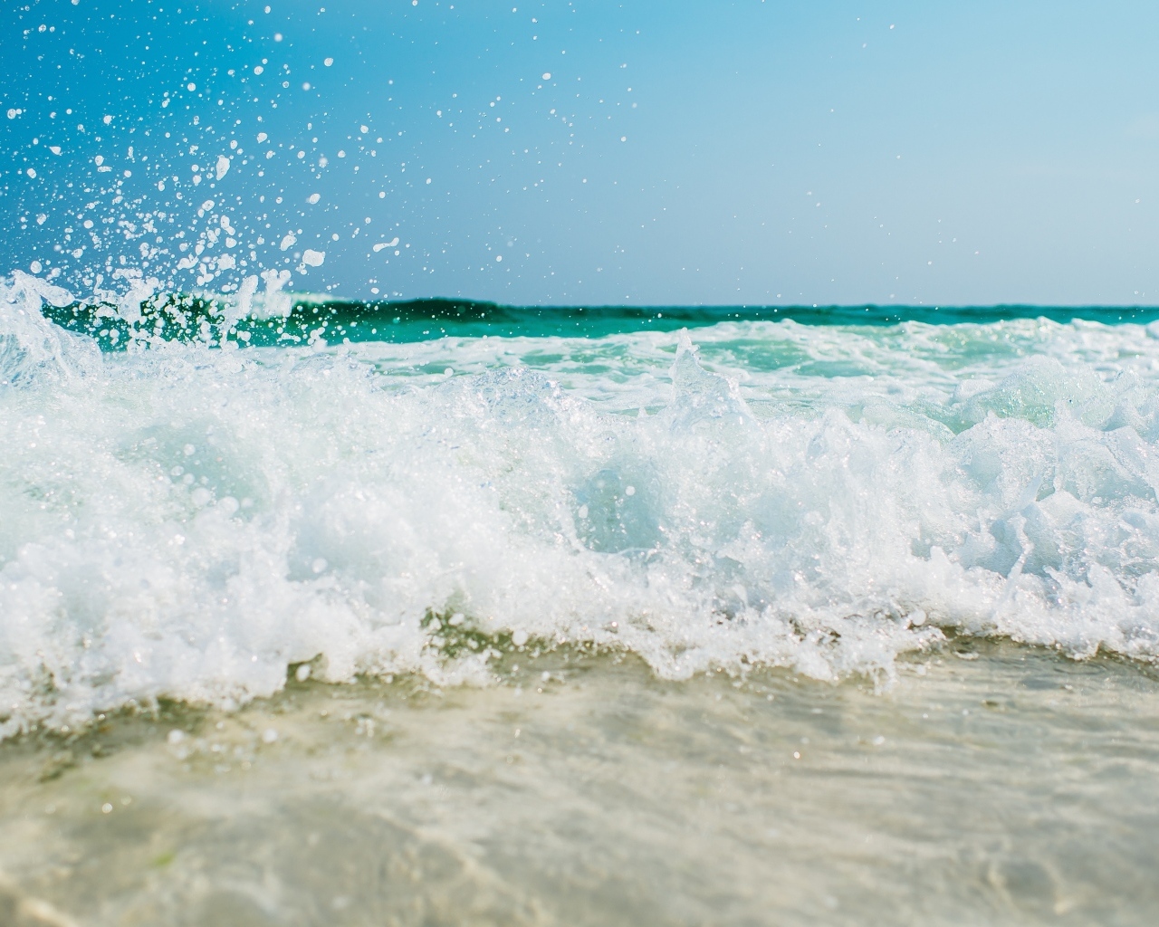 Белые бушующие волны на берегу