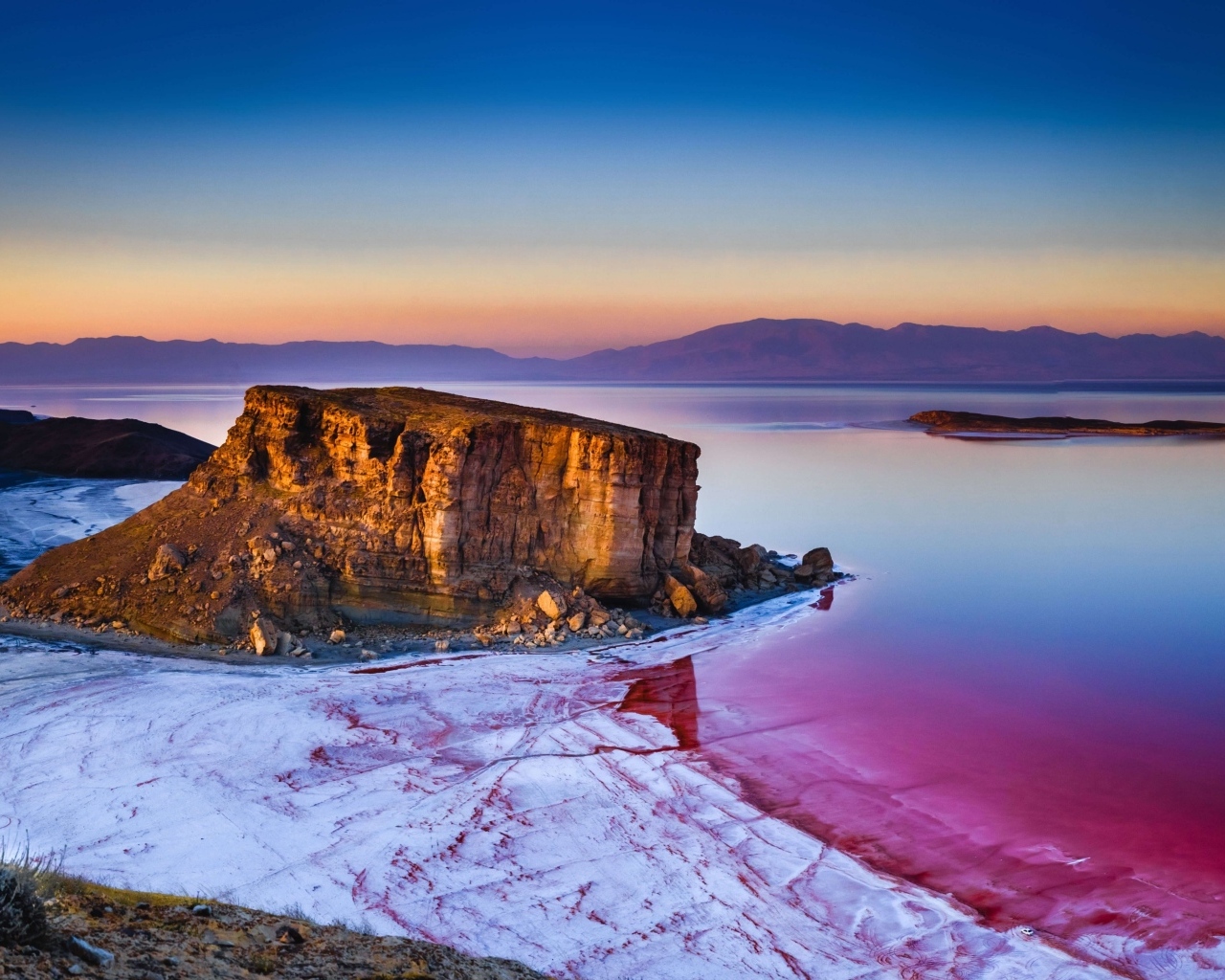 Белый песок на берегу озера на рассвете