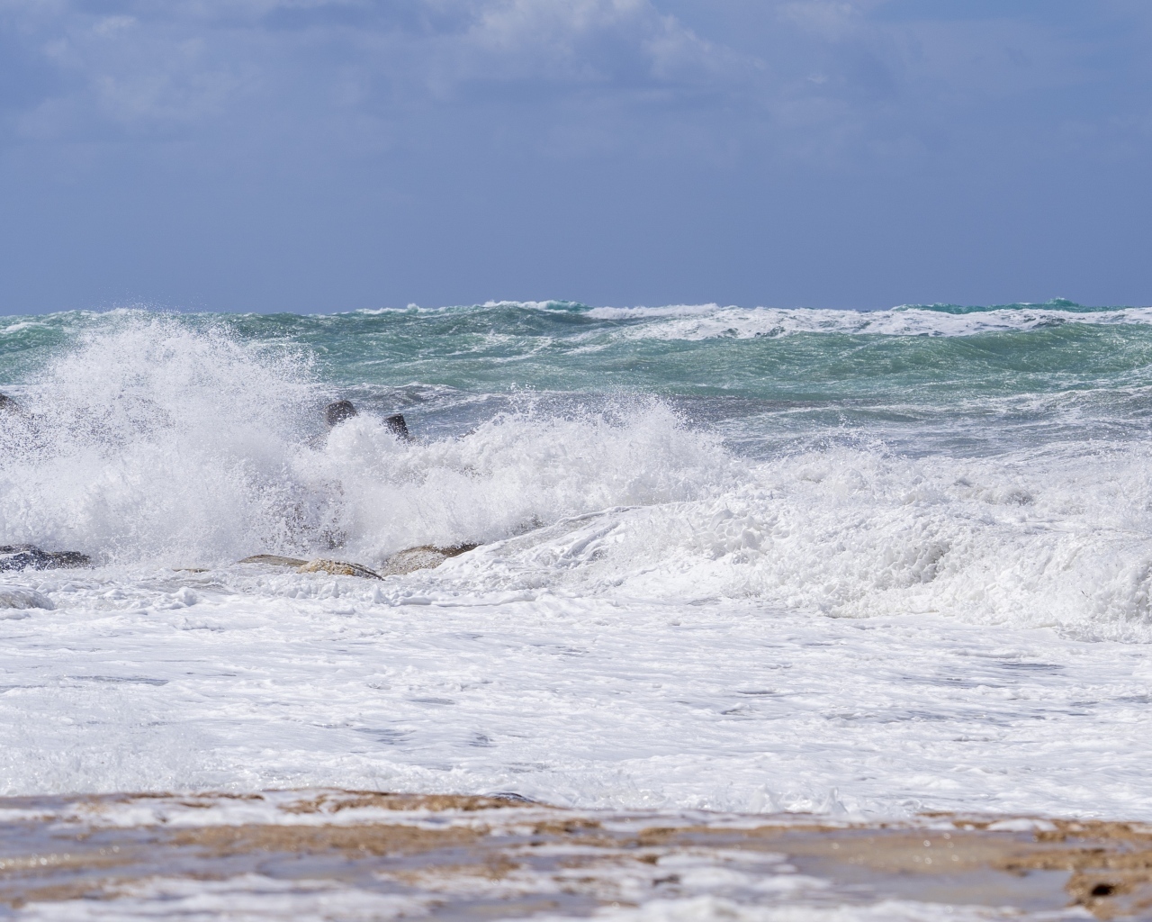 Белая морская пена на берегу моря